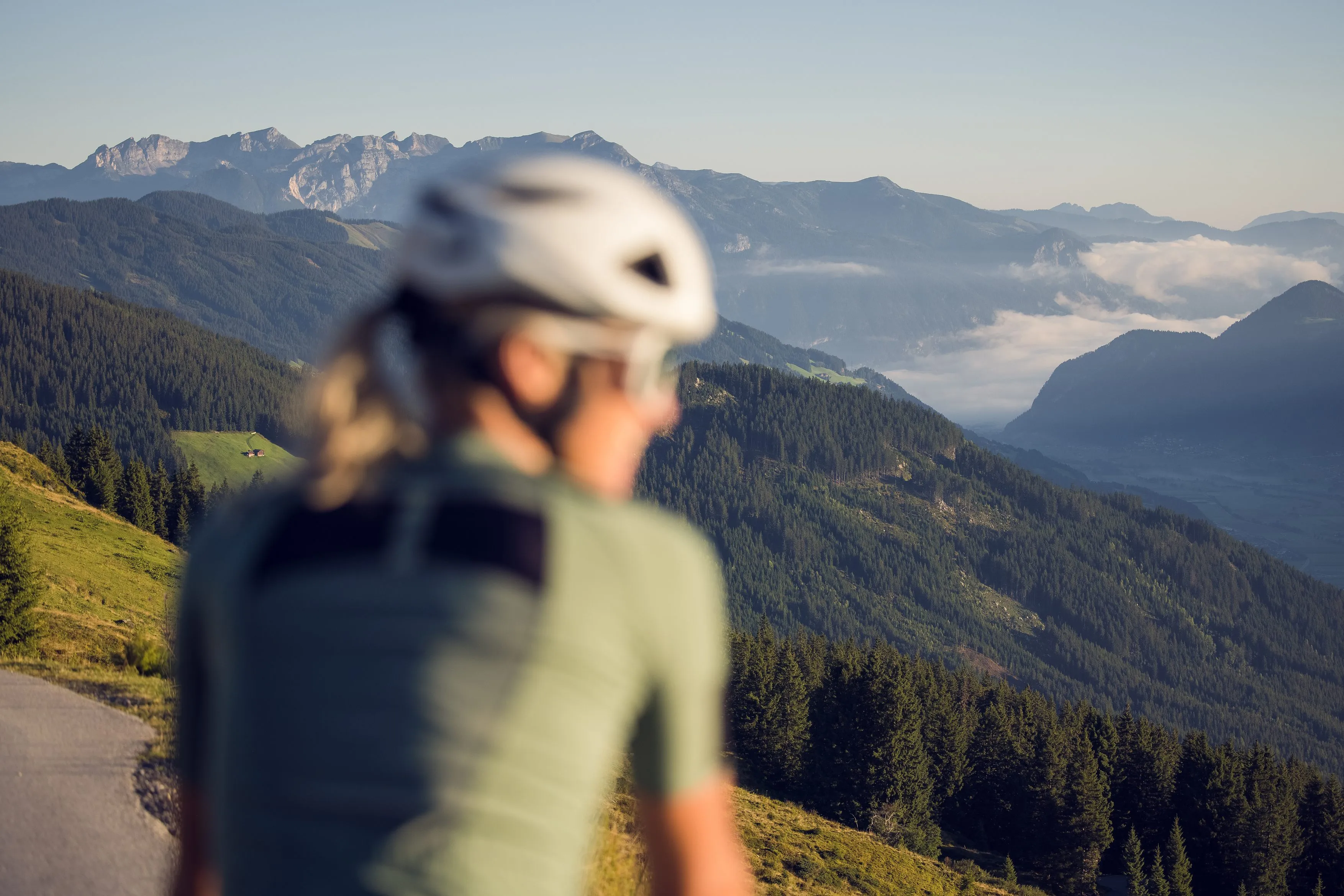 Aktivurlaub Tirol im Zillertal mit Mountainbike und Panorama der Zillertaler Alpen